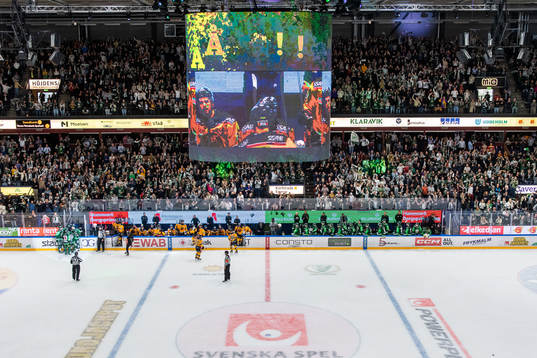 Färjestads Linus Johansson jublar med lagkamrater