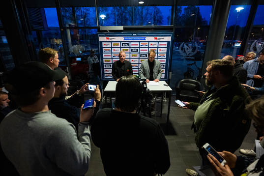 Luleås  ass tränare Henrik Stridh och Färjestads