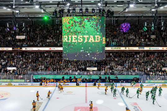 Luleås spelare deppar medan Färjestads spelare jublar