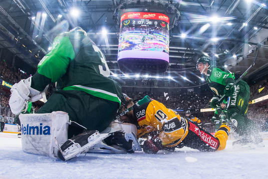 Färjestads målvakt Dominik Furch och Luleås Einar