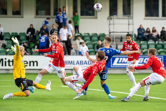 Degerfors målvakt Alfie Malik Whiteman och Adam Carlén