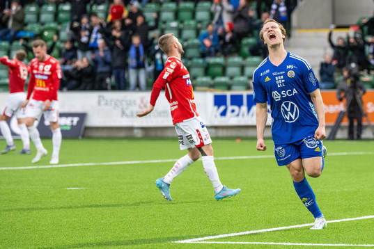 Sundsvalls Saku Ylätupa jublar