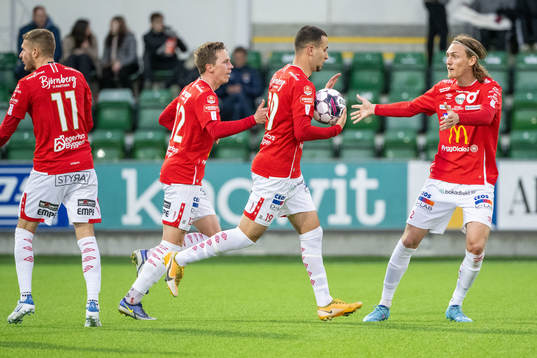 Degerfors spelare jublar