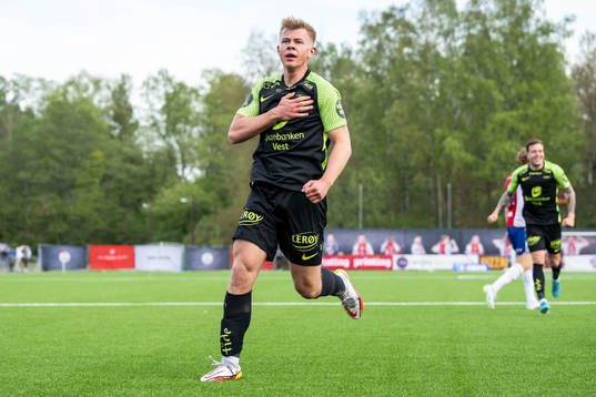 Aune Selland Heggebø of Brann celebrates 1-2