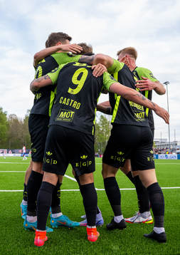 Niklas Castro of Brann celebrates with teammates