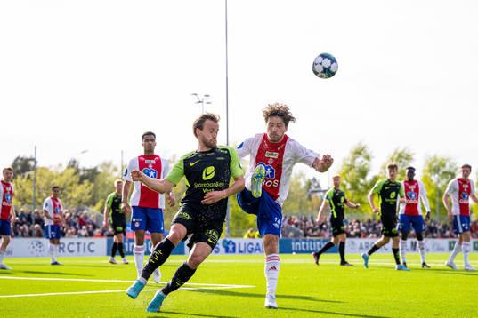 Bård Finne of Brann and Håkon Helland Hoseth of KFUM