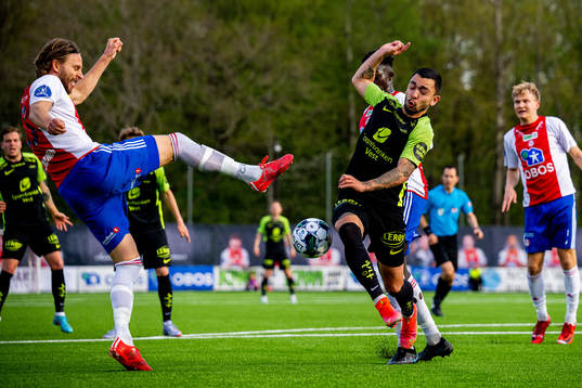 Jørgen Paulov Hammer of KFUM and Niklas Castro of Brann