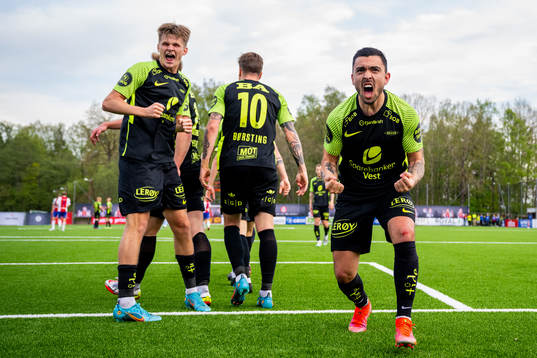 Niklas Castro of Brann celebrates with David Møller Wolfe