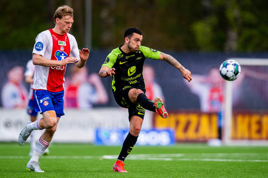 Robin Gravli Rasch of KFUM and Niklas Castro of Brann