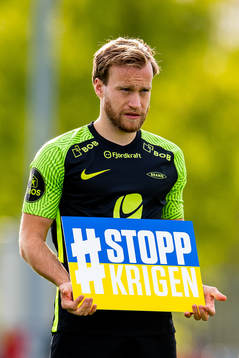 Bård Finne of Brann with a «stop the war» sign