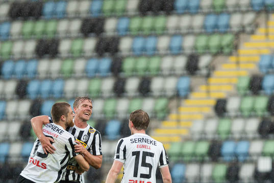 Landskronas Linus R Olsson jublar med Erik Hedenquist och