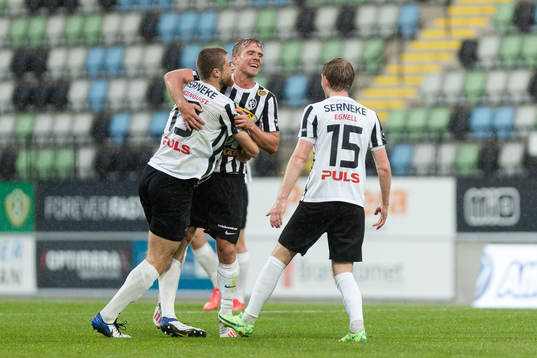 Landskronas Linus R Olsson jublar med Erik Hedenquist och