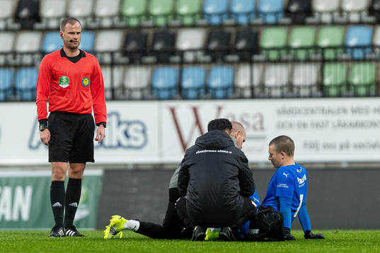 Jönköpings målvakt Felix jakobsson får vård