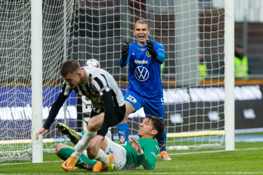 Jönköpings målvakt Felix jakobsson reagerar