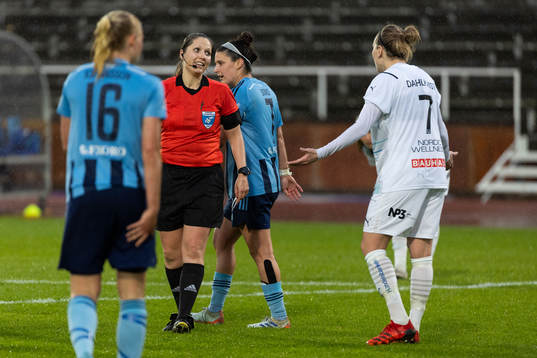 Umeås Lisa Dahlkvist och domare Ulrica Löv