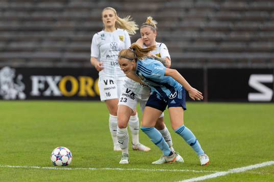 Djurgårdens Kamilla Karlsen och Umeås Emma Åhberg