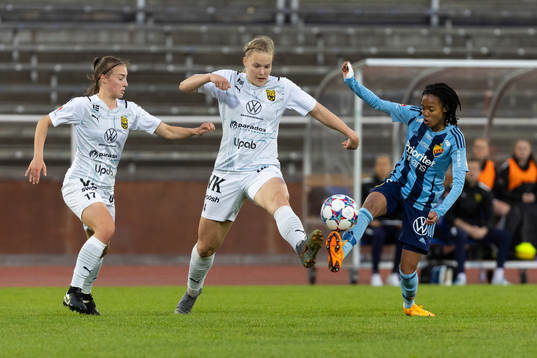 Umeås Henna Honkanen och Djurgårdens Linda Motlhalo