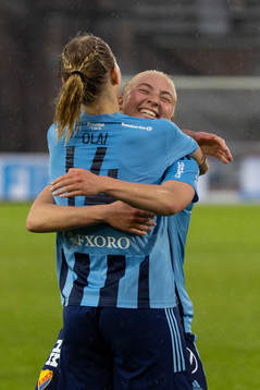 Djurgårdens Sara Olai och Stinalisa Johansson jublar