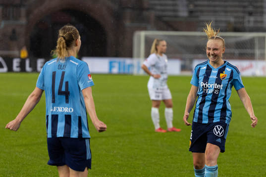 Djurgårdens Sara Olai och Stinalisa Johansson jublar