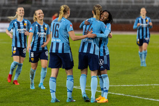 Djurgårdens Sara Olai jublar med lagkamrater