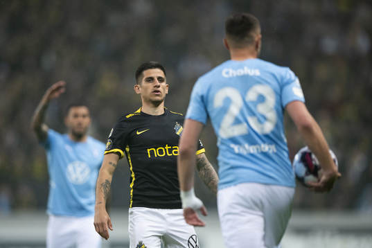 s Nicolas Stefanelli och Malmö FFs Matej Chalus