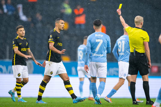 s Nabil Bahoui får gult kort av domare Adam Ladebäck