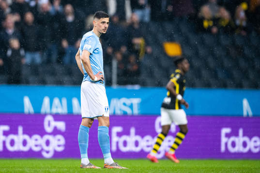 Malmö FFs Dennis Hadzikadunic deppar