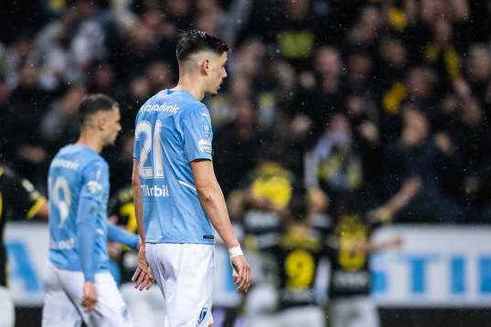 Malmö FFs Dennis Hadzikadunic deppar