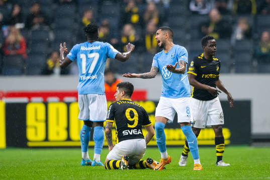 Malmö FFs Sergio Pena reagerar