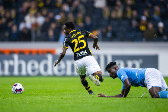 s Erick Otieno Ouma och Malmö FFs Malik Abubakari