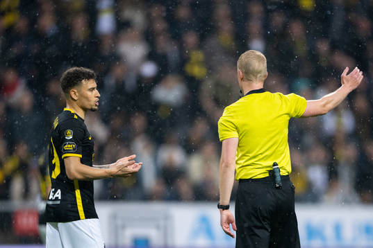 s Jordan Larsson och domare Adam Ladebäck