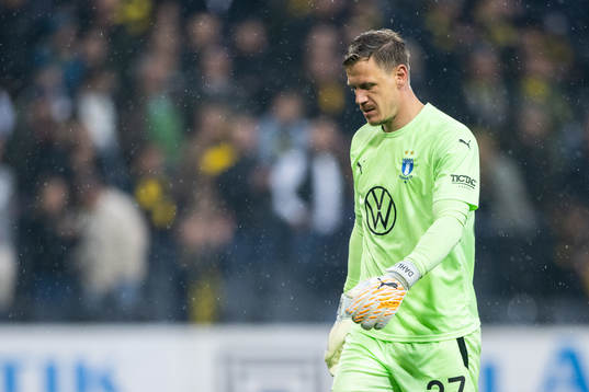 Malmö FFs målvakt Johan Dahlin deppar