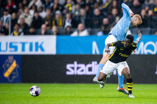 s Erick Otieno Ouma och Malmö FFs Hugo Larsson