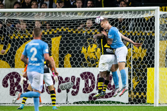 s Erick Otieno Ouma och Malmö FFs Felix Beijmo