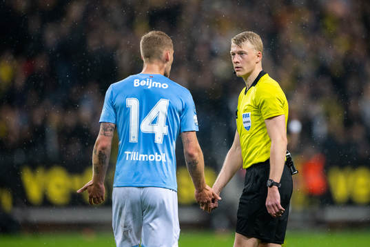 Malmö FFs Felix Beijmo och domare Adam Ladebäck