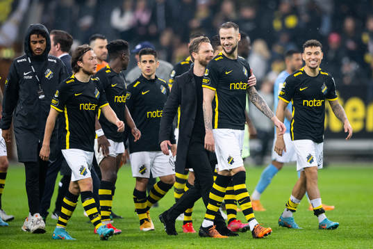 s tränare Bartosz Grzelak och Alexander Milosevic jublar
