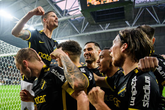 s Mikael Lustig jublar
