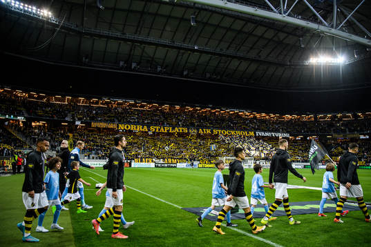 s och Malmö FFs spelare gör entré