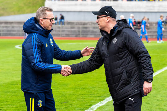 Sveriges förbundskapten Christofer Augustsson och Islands