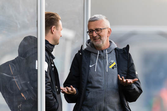s tränare Nebojsa Novakovic