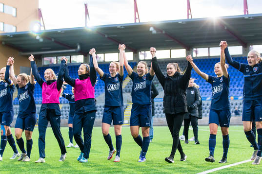 Eskilstunas spelare jublar och tackar publiken