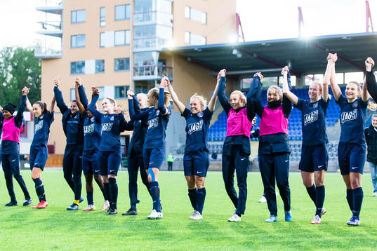 Eskilstunas spelare jublar och tackar publiken