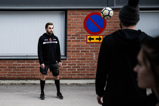 Luleås Jonathan Andersson värmer upp