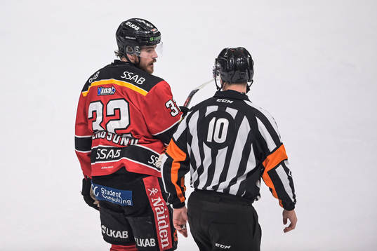 Luleås Oscar Engsund och Domare Johan Nordlöf