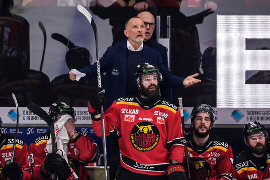 Luleås  tränare Thomas Berglund reagerar