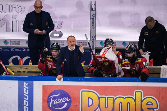 Luleås  tränare Thomas Berglund reagerar