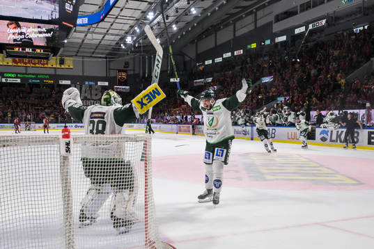 Färjestads målvakt Dominik Furch och Theodor Lennström