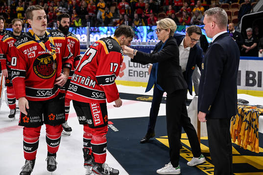Luleås Isac Brännström tar emot en silvermedalj av enny