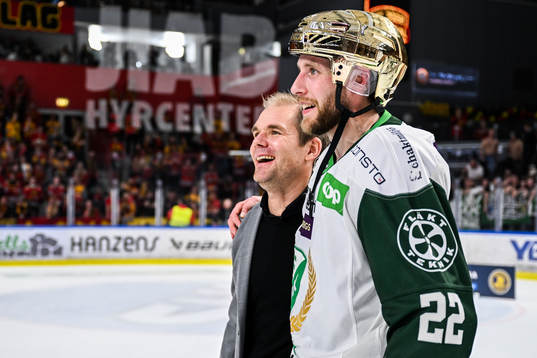 Färjestads tränare Tomas Mitell och Per Åslund jublar