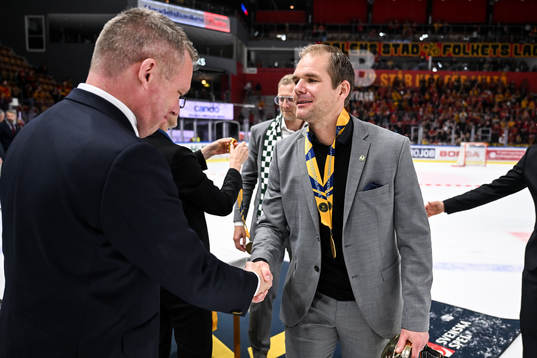 Luleås  tränare Thomas Berglund tar i hand med Anders